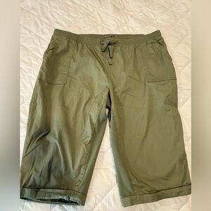 Falls Creek army green pull on crop capri 3X